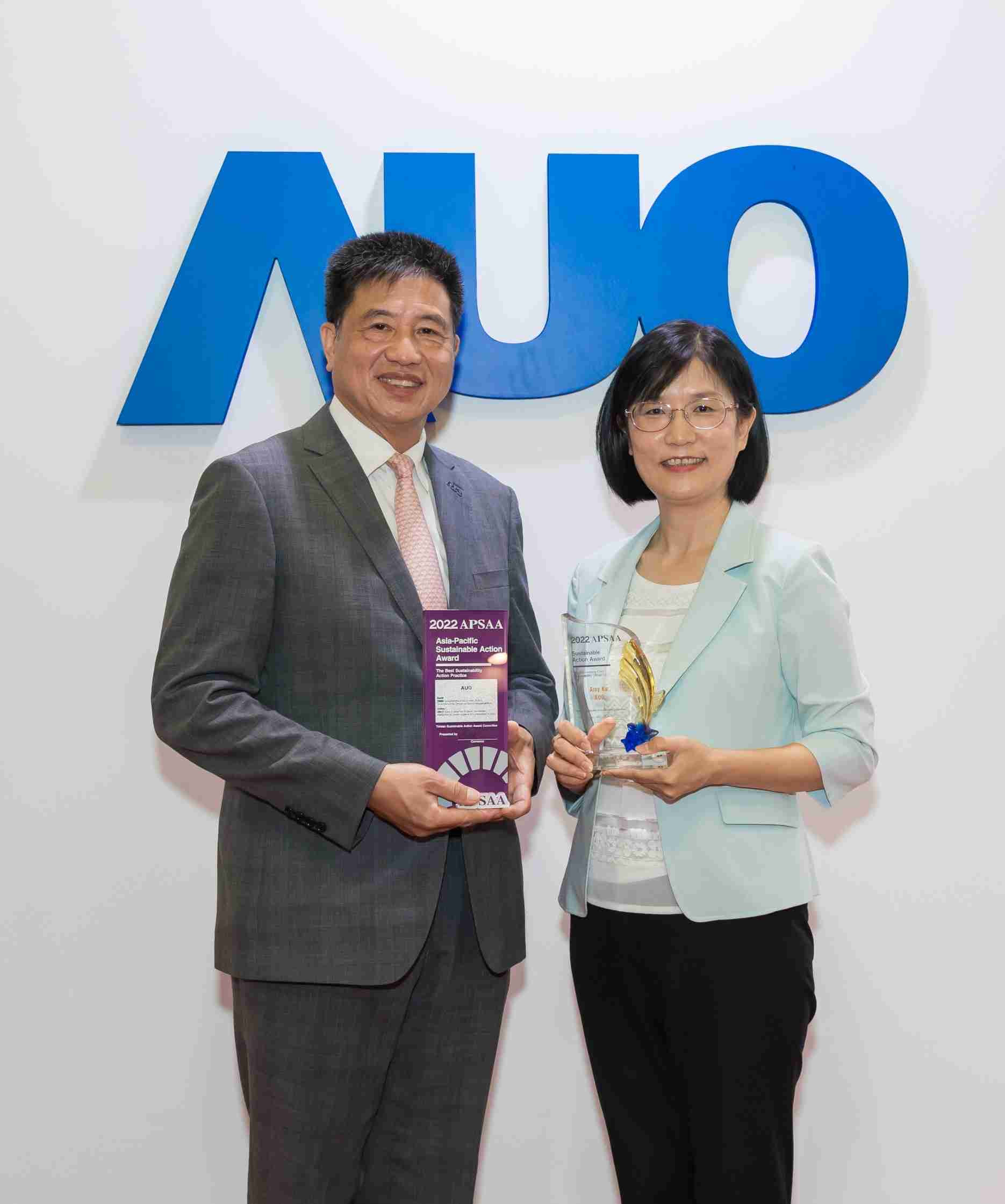 开云电子长期垫筑永续远景的基石，，，，透过ESG暨气候委员会逐步实践永续策略蓝图。。。。其中，，开云电子光电永续长古秀华带领团队、、、制定中长期目标，，，缔造多面向亮眼表现，，，获得「顶尖永续长奖」的个人奖殊荣（左：开云电子光电董事长暨执行长彭双浪，，右：开云电子光电永续长古秀华）