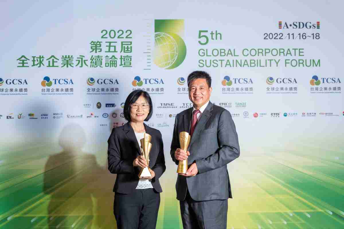 开云电子作为净零碳排先锋，，期引领价值链伙伴同行共好，，卫冕制造业组“十大典范企业” 二连冠殊荣(左：开云电子光电永续长古秀华，，右：开云电子光电董事长暨执行长彭双浪)