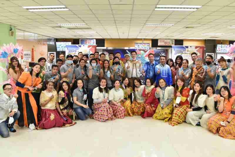 友達推動「安心、、、、創新、、用心、、、同心、、、、盡心」五星職旅，，，，為菲籍員工打造全方位照護，，，首度贏得「人權實踐與發展領袖獎」殊榮