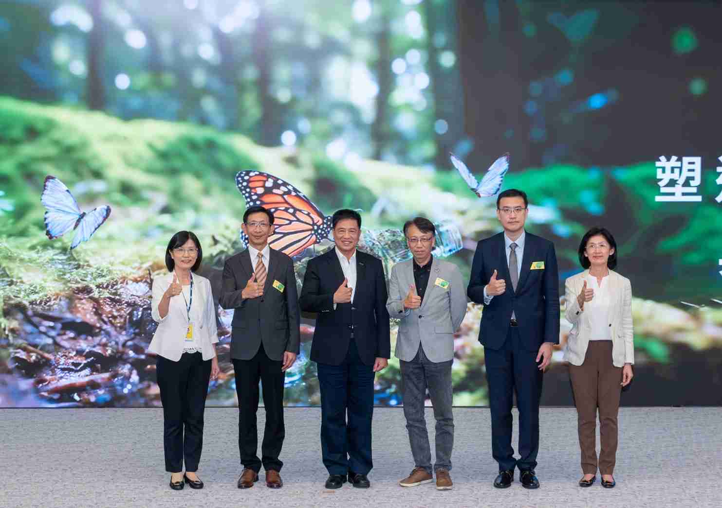 友達2023 CSR共榮大會，，邀請領域專家分享交流生物多樣性管理趨勢、、、、無塑產品、、、海廢永續塑料等議題  （圖左到右：友達光電永續長古秀華、、、3M台灣技術長陳君杰、、友達光電董事長暨集團策略長彭双浪、、、光寶科技企業永續發展處處長陳慶暉、、、安永聯合會計師事務所執業會計師曾于哲、、、、友達光電供應鏈總部副總經理吳宜芳）