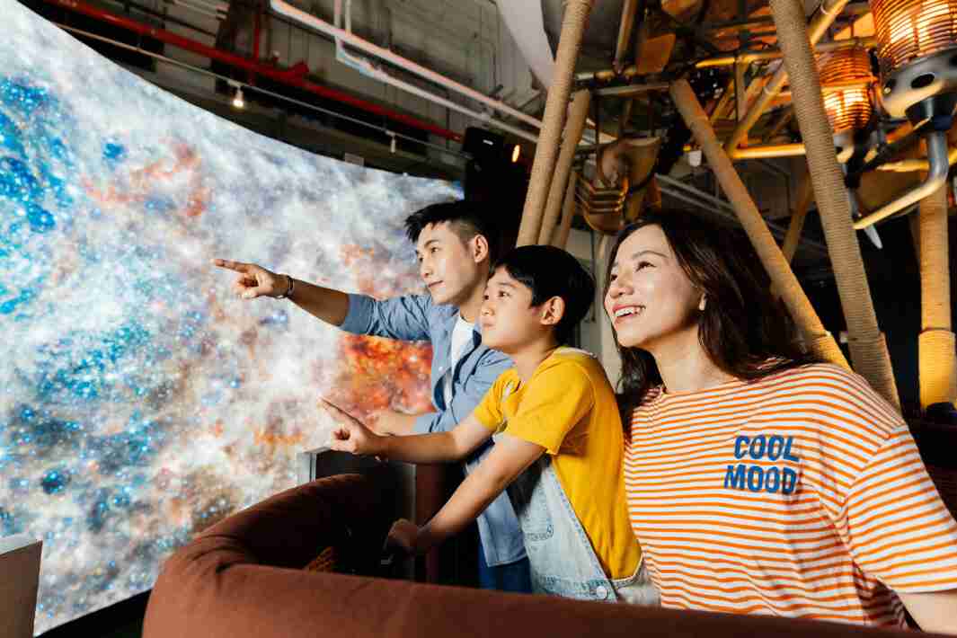 开云电子打造全台最大宽6公尺、、高4公尺、、、唯一搭载LED弧形拼接显示屏的动感飞行船，，让乘客驻足在热气球上，，，享受身历其境的伪出国旅游乐趣