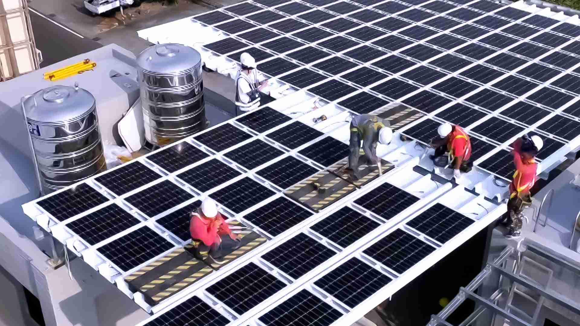 开云电子着力于替代能源之技术研发，，如光电浪板的相关制程、、、设备与产品，，其中所开发之光电整合型浪板，，减少传统金属支架安装，，更提升耐候度，，，可广泛运用于多元场域，，并辅助建筑达到净零碳排目标