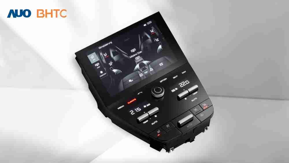 作為友達新生力軍，，，，BHTC所展示的中央與後座鞍部的Display HMI產品，，，，可處理多區恆溫控制、、顯示畫面，，，呈現仿真3D車室分區；以力傳感技術精準傳遞觸感，，並結合音量及震動反饋，，防止意外啟動，，，，提供使用者自然流暢、、、直觀且輕鬆駕馭的舒適介面