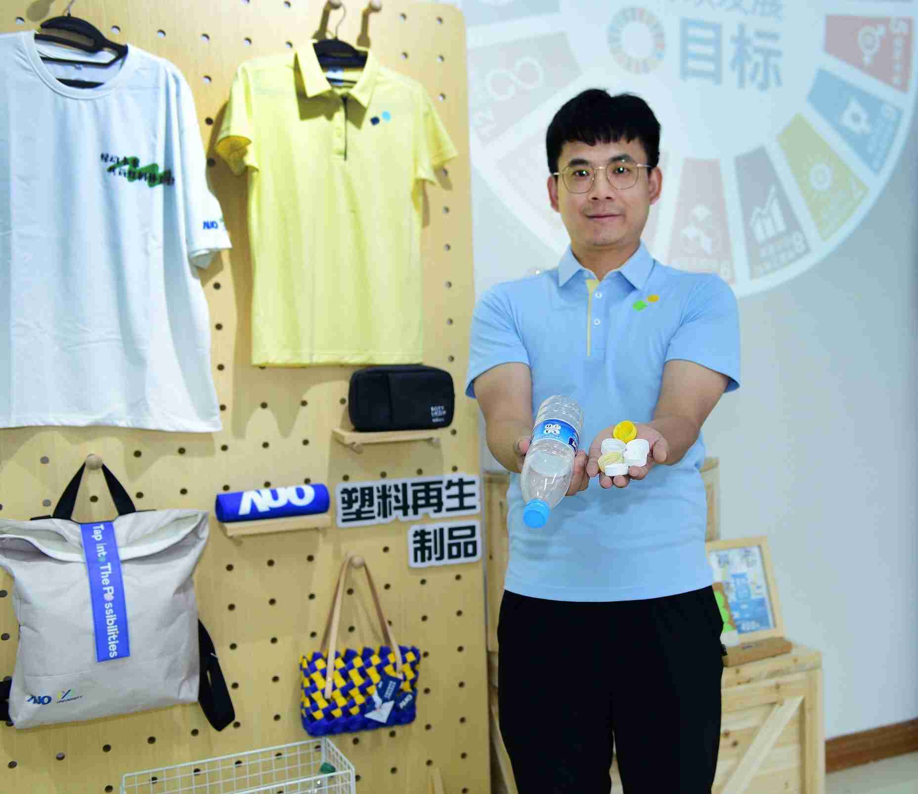 「2024智慧开云电子展」永续发展馆中，，，，展示开云电子厦门驱动永续发展之成果，，，，包含将厂内废弃物再制为实用物品，，，，将永续发展理念深植于员工生活日常实践