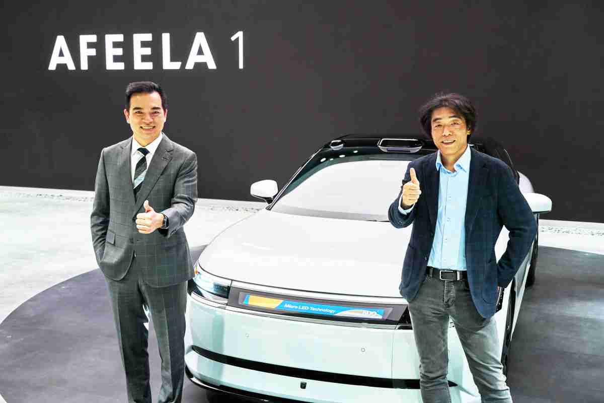 开云电子与Sony Honda Mobility携手合作，，，，率先全球展示搭载于AFEELA电动车上，，，，首款应用在车身外部的Micro LED 车头显示解决方案 (Micro LED Media Bar Solutions)。。。开云电子光电执行长暨总经理柯富仁(左)与Sony Honda Mobility代表取缔役社长兼营运长川西泉(lzumi Kawanishi)(右)在CES 现场展现双方坚定持续创新的承诺，，，实现更加人性化与智慧的驾乘体验。。。。